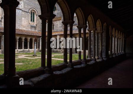 Das Kloster der Stiftskirche wurde 1110 für ein Kollegium der Kanoniker nach der Herrschaft des Heiligen Augustinus in Saint-Emilion, Département Gironde, Nouvelle-Aquitaine, Frankreich gegründet. Stockfoto