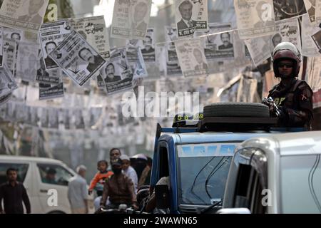 Dhaka, Wari, Bangladesch. Januar 2024. BGB-Mitglieder fahren mit einem Pickup-Truck, während sie die Parlamentswahlen in Dhaka, Bangladesch, am 7. Januar 2024 patrouillieren. Die Parlamentswahlen in Bangladesch. (Kreditbild: © Habibur Rahman/ZUMA Press Wire) NUR REDAKTIONELLE VERWENDUNG! Nicht für kommerzielle ZWECKE! Quelle: ZUMA Press, Inc./Alamy Live News Stockfoto