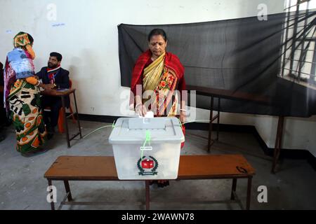 Dhaka, Wari, Bangladesch. Januar 2024. Bei den 12. Nationalen Parlamentswahlen in Dhaka, Bangladesch, am 7. Januar 2024, gibt die Bevölkerung ihre Stimme in einem Wahlzentrum ab. Die letzten Parlamentswahlen in Bangladesch fanden 2018 statt. Die Wähler wählen Mitglieder des nationalen parlaments, auch bekannt als Jatiya Sangsad. (Kreditbild: © Habibur Rahman/ZUMA Press Wire) NUR REDAKTIONELLE VERWENDUNG! Nicht für kommerzielle ZWECKE! Quelle: ZUMA Press, Inc./Alamy Live News Stockfoto