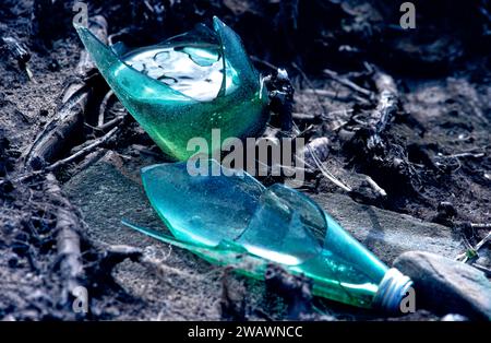 Gefährliches scharfes Glas aus einer kaputten Flasche Stockfoto