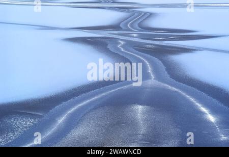 Tiefes Winter und Eismuster auf einem gefrorenen See oder See Stockfoto