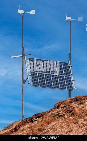 Solarpaneele oder Solarzellenpaneele auf einem Hügel unter blauem Himmel Stockfoto