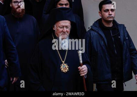 Istanbul, Türkei. Januar 2024. Der griechisch-orthodoxe Ökumenische Patriarch Bartholomaios I. von Konstantinopel hält die Epiphanienmesse während der Feierlichkeiten zum Epiphanientag in der Kirche des Fener-Orthodoxen Patriarchats. Hunderte von Gläubigen feiern die Offenbarung und Taufe Jesu. Quelle: SOPA Images Limited/Alamy Live News Stockfoto