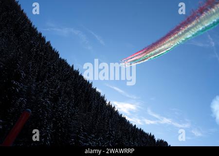 Alta Badia, Italien 17. Dezember 2023. Die italienische Luftwaffe Frecce Tricolori (Tricolor Pfeile) tritt während der Audi FIS Alpine World auf Stockfoto