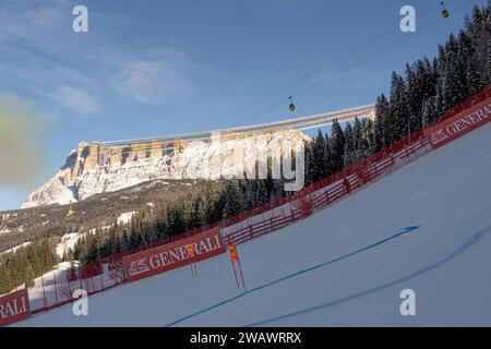 Alta Badia, Italien 17. Dezember 2023. Die italienische Luftwaffe Frecce Tricolori (Tricolor Pfeile) tritt während der Audi FIS Alpine World auf Stockfoto