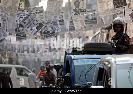 Dhaka, Bangladesch. Januar 2024. BGB-Mitglieder fahren mit einem Pickup-Truck, während sie die Parlamentswahlen in Dhaka, Bangladesch, am 7. Januar 2024 patrouillieren. Die Parlamentswahlen in Bangladesch. Foto: Habibur Rahman/ABACAPRESS.COM Credit: Abaca Press/Alamy Live News Stockfoto
