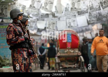 Dhaka, Bangladesch. Januar 2024. BGB-Mitglieder fahren mit einem Pickup-Truck, während sie die Parlamentswahlen in Dhaka, Bangladesch, am 7. Januar 2024 patrouillieren. Die Parlamentswahlen in Bangladesch. Foto: Habibur Rahman/ABACAPRESS.COM Credit: Abaca Press/Alamy Live News Stockfoto