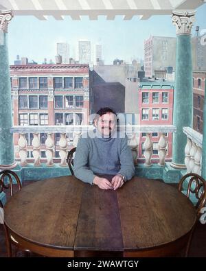 Der Trompe-L'Oiel-Künstler Richard Haas sitzt vor einer seiner Werke. 1977 in seinem Greenwich Village Loft in Soho, New York City. Er malte eine Terrasse mit Aussicht, genau die Aussicht, die er hätte, wenn er eine richtige Terrasse hätte. Stockfoto