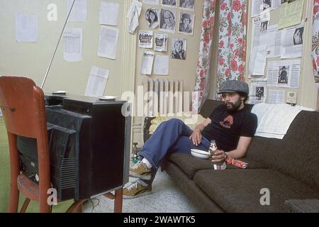 Ein Foto des verstorbenen Miguel Piniero, Dramatiker, Schauspieler, Dichter und Aktivist. 1977 in seiner Wohnung im Studio an der Upper West Side von Manhattan. An seiner Wand sind Ausschnitte und Rezensionen für sein Stück "Eulogie für einen kleinen Zeitdieb". Stockfoto