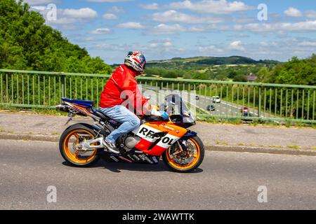 Honda CBR 1000 Ra-G; Motorradfahrer; zweirädriger Transport, Motorräder, Fahrzeug, Straßen, Motorräder, Motorradfahrer fahren im Großraum Manchester, Großbritannien Stockfoto