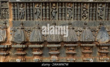 Wunderschöne Schnitzereien am antiken Shri Someshwara Swamy Tempel, Chalukya Dynastie Tempel aus dem 12. Jahrhundert, Laxmeshwar, Karnataka, Indien. Stockfoto