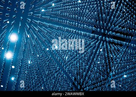 Glänzende Kugelkugel richten lineares Muster im Luftraum für Atome oder Moleküle physikalische Materie Phänomen aus. Blockkette. Quantenkernphysik Kunst Concep Stockfoto