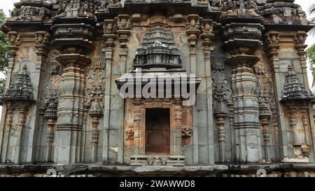 Wunderschöne Schnitzereien am antiken Shri Someshwara Swamy Tempel, Chalukya Dynastie Tempel aus dem 12. Jahrhundert, Laxmeshwar, Karnataka, Indien. Stockfoto