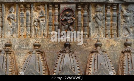 Wunderschöne Schnitzereien am antiken Shri Someshwara Swamy Tempel, Chalukya Dynastie Tempel aus dem 12. Jahrhundert, Laxmeshwar, Karnataka, Indien. Stockfoto