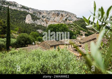 Mittelalterliches Dorf in den Bergen, Fontaine-de-Vaucluse, Département Vaucluse, Provence, Provence-Alpes-Côte d'Azur, Frankreich, Europa Stockfoto