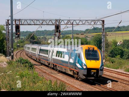 Ein Dieseltriebwagen der Baureihe 222 „Meridian“ mit der Nummer 222001, der am 1. Juli 2006 auf der Midland Mainline in südlicher Richtung in der Nähe von East Hyde eingesetzt wurde. Stockfoto