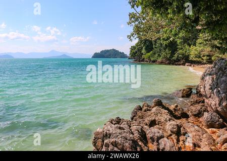 Sand- und felsiger Strand vor dem Hintergrund des türkisfarbenen Meeres, tropisches Paradies, Zeit für Urlaub und Entspannung. Stockfoto