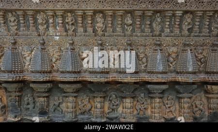 Schnitzerei Details über den Sri Mukteshwara Tempel, 12. Jahrhundert Chalukya Stil Architektur, gewidmet Lord Shiva, Choudayyadanapur, Karnataka, Indien. Stockfoto