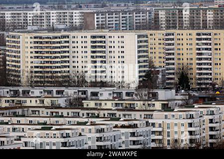 Blick auf Hochhäuser und Apartmenthäuser im Berliner Stadtteil Marzahn-Hellersdorf, Berlin, 12/02/2023 Stockfoto