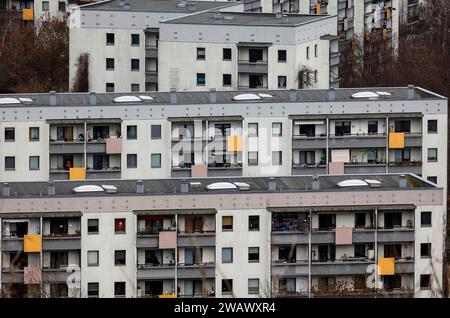 Blick auf Hochhäuser und Apartmenthäuser im Berliner Stadtteil Marzahn-Hellersdorf, Berlin, 12/02/2023 Stockfoto