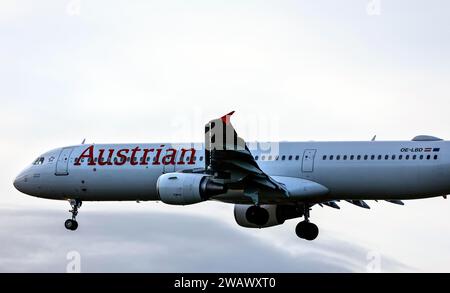 Ein Airbus A321 der Fluggesellschaft Austrian Airlines landet, Schönfeld, 28/03/2023 Stockfoto