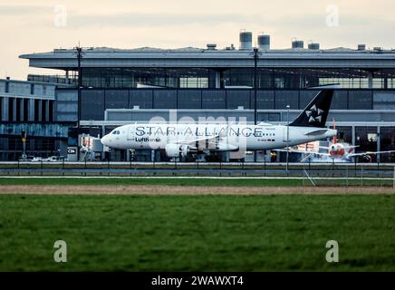 Ein Lufthansa Airbus A-320 landet am 28. März 2023 auf dem BER Berlin Brandenburg Airport Willy Brandt, Schönefeld Stockfoto