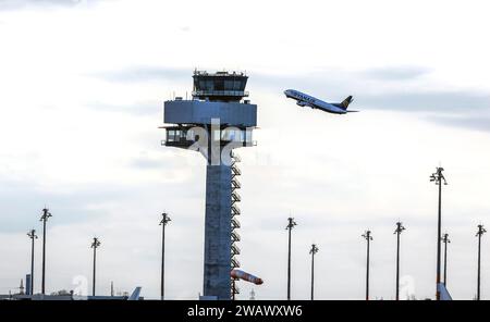Eine Boeing 737-800 der Fluggesellschaft Ryanair startet am BER Berlin Brandenburg Airport Willy Brandt, Schönefeld, 03/2023 Stockfoto