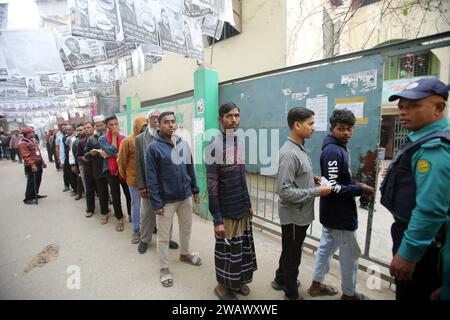 Wahlen in Bangladesch: Bevölkerung wählt neues Parlament Menschen kommen in einem Wahlzentrum an, um ihre Stimmen für die 12. Bundestagswahl in Dhaka, Bangladesch, am 07. Januar 2024 abzugeben. Die letzten Parlamentswahlen in Bangladesch fanden 2018 statt. Die Wähler wählen Mitglieder des nationalen parlaments, auch bekannt als Jatiya Sangsad. Dhaka Dhaka Bezirk Bangladesch Copyright: XHabiburxRahmanx Stockfoto