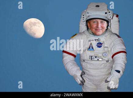 Cape Canaveral, Florida, Kennedy Space Centre USA : - 15. Juni 2016 : Deb fungiert als Astronaut im Weltraum mit Dreiviertelmond Stockfoto