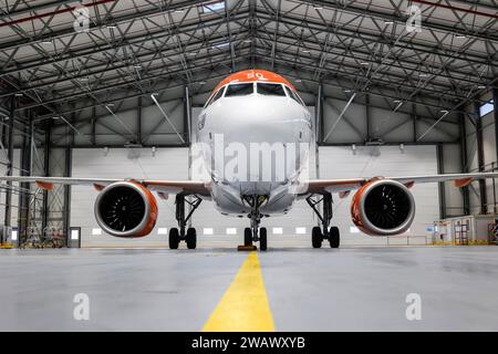 Ein easyJet Airbus A320 NEO steht im neu eröffneten easyJet Wartungshangar. Die gesamte europäische easyJet-Flotte wird nun auf dem gehalten Stockfoto