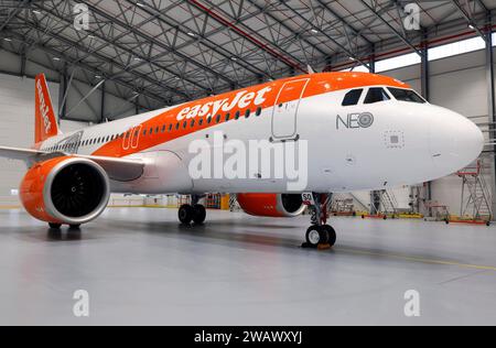 Ein easyJet Airbus A320 NEO steht im neu eröffneten easyJet Wartungshangar. Die gesamte europäische easyJet-Flotte wird nun auf dem gehalten Stockfoto