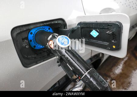 Ein Auto mit Wasserstoff betanken an einer Wasserstofftankstelle, Berlin, 11.01.2023 Stockfoto