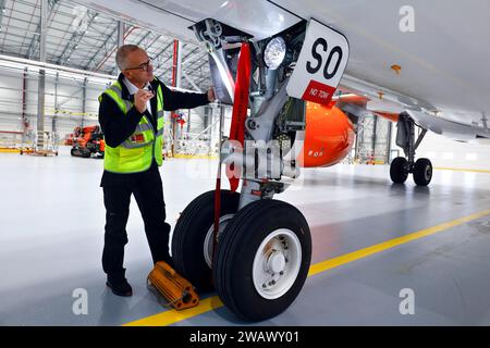 OLAF Gross, Lizenzingenieur bei easyJet, überprüft das Fahrwerk eines Airbus A320 Neo vor der Eröffnung des neuen easyJet Wartungshangars Stockfoto