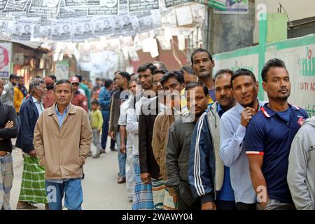 Wahlen in Bangladesch: Bevölkerung wählt neues Parlament Menschen kommen in einem Wahlzentrum an, um ihre Stimmen für die 12. Bundestagswahl in Dhaka, Bangladesch, am 07. Januar 2024 abzugeben. Die letzten Parlamentswahlen in Bangladesch fanden 2018 statt. Die Wähler wählen Mitglieder des nationalen parlaments, auch bekannt als Jatiya Sangsad. Dhaka Dhaka Bezirk Bangladesch Copyright: XHabiburxRahmanx Stockfoto