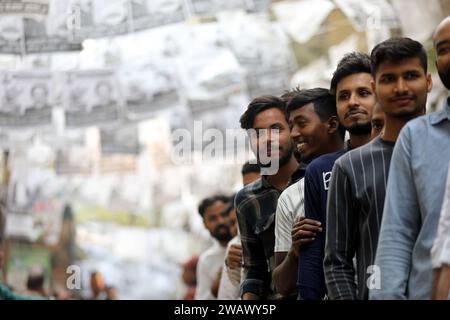 Wahlen in Bangladesch: Bevölkerung wählt neues Parlament Menschen kommen in einem Wahlzentrum an, um ihre Stimmen für die 12. Bundestagswahl in Dhaka, Bangladesch, am 07. Januar 2024 abzugeben. Die letzten Parlamentswahlen in Bangladesch fanden 2018 statt. Die Wähler wählen Mitglieder des nationalen parlaments, auch bekannt als Jatiya Sangsad. Dhaka Dhaka Bezirk Bangladesch Copyright: XHabiburxRahmanx Stockfoto