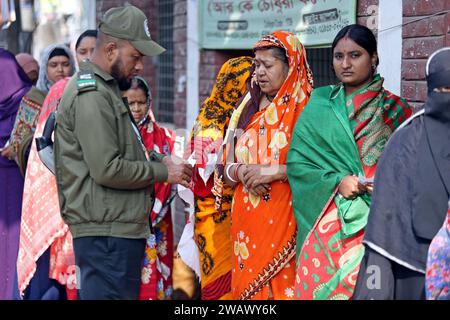 Wahlen in Bangladesch: Bevölkerung wählt neues Parlament Menschen kommen in einem Wahlzentrum an, um ihre Stimmen für die 12. Bundestagswahl in Dhaka, Bangladesch, am 07. Januar 2024 abzugeben. Die letzten Parlamentswahlen in Bangladesch fanden 2018 statt. Die Wähler wählen Mitglieder des nationalen parlaments, auch bekannt als Jatiya Sangsad. Dhaka Dhaka Bezirk Bangladesch Copyright: XHabiburxRahmanx Stockfoto