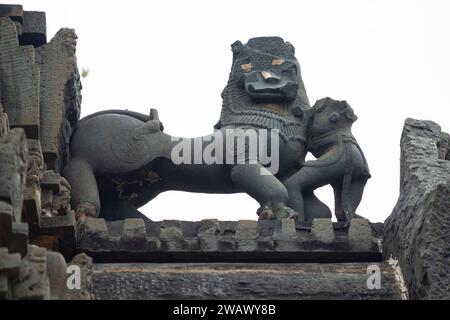 Schnitzerei der Skulptur von Yali, Tarakeshwara Tempel, Lord Shiva Tempel aus dem 11. Jahrhundert, Hangal, Karnataka, Indien. Stockfoto