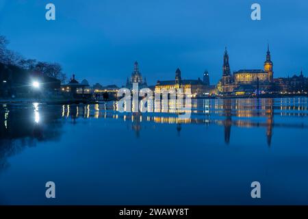 Elbehochwasser in Dresden beim ersten Hochwasser des Jahres 2024, ist der Scheitel überschritten und die Pegel gefallen langsam wieder. Die Elbauen des Neustäter Ufers sind noch überschwemmt und die historische Altstadtsilhouette spiegelt sich beeindruckend groß. Dresden Sachsen Deutschland *** Elbfluten in Dresden beim ersten Hochwasser von 2024 ist der Gipfel überwunden und die Wasserstände fallen langsam wieder ab die Elbwiesen am Neustäter Ufer sind noch immer überflutet und die historische Altstadt-Silhouette ist beeindruckend groß Dresden Sachsen Deutschland Stockfoto