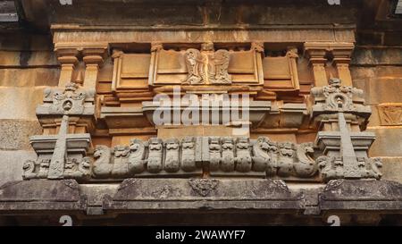 Wunderschöne Schnitzereien an der Mauer des antiken Shri Aghoreshwara Swamy Tempels, Ikkeri, Sagar, Karnataka, Indien. Stockfoto