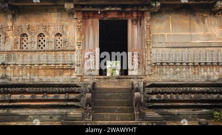 Wunderschöne Schnitzereien an der Mauer des antiken Shri Aghoreshwara Swamy Tempels, Ikkeri, Sagar, Karnataka, Indien. Stockfoto