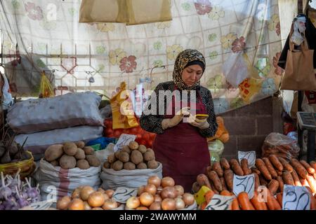 Gemüseverkäufer, Gemüsestand, Osh Bazaar, Bischkek, Kirgisistan Stockfoto
