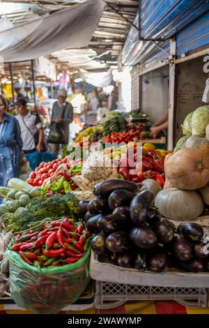 Verkaufsstand für Gemüse auf dem Osh Basar, Bischkek, Kirgisistan Stockfoto