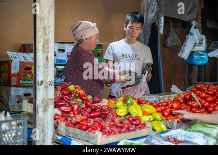 Verkaufsstand für Gemüse auf dem Osh Basar, Bischkek, Kirgisistan Stockfoto