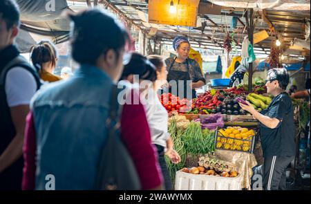 Frau, die Gemüse verkauft, Gemüsestand auf dem Osh Basar, Bischkek, Kirgisistan Stockfoto