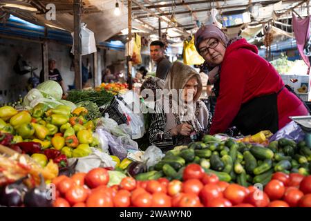 Eine alte Frau an einem Verkaufsstand, der Gemüse auf dem Osh Bazaar verkauft, Bischkek, Kirgisistan Stockfoto