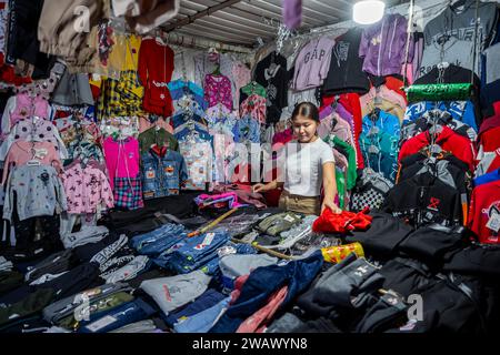 Händler, die Kleidung verkaufen, viele Kleidung, Osh Bazaar, Bischkek, Kirgisistan Stockfoto