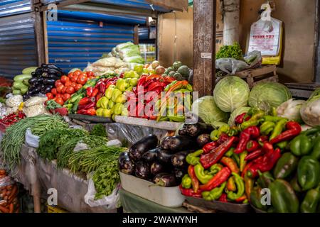 Verkaufsstand für Gemüse auf dem Osh Basar, Bischkek, Kirgisistan Stockfoto