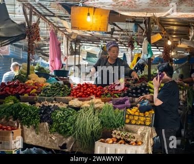 Frau, die Gemüse verkauft, Gemüsestand auf dem Osh Basar, Bischkek, Kirgisistan Stockfoto