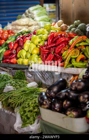 Verkaufsstand für Gemüse auf dem Osh Basar, Bischkek, Kirgisistan Stockfoto