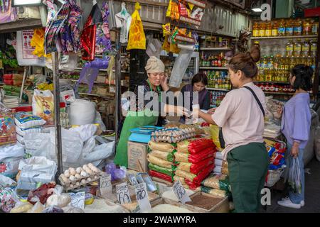 Frau, die Essen auf einem Markt auf dem Osh Bazaar, Bischkek, Kirgisistan verkauft Stockfoto